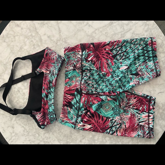 Matching sports bra and shorts set, barely worn - Picture 2 of 3